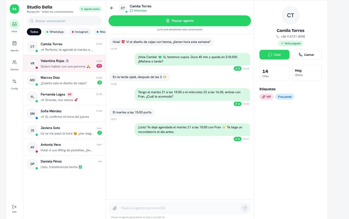 Ream AI en computadora: bandeja, conversación con el agente IA y ficha del cliente — estilo WhatsApp Web